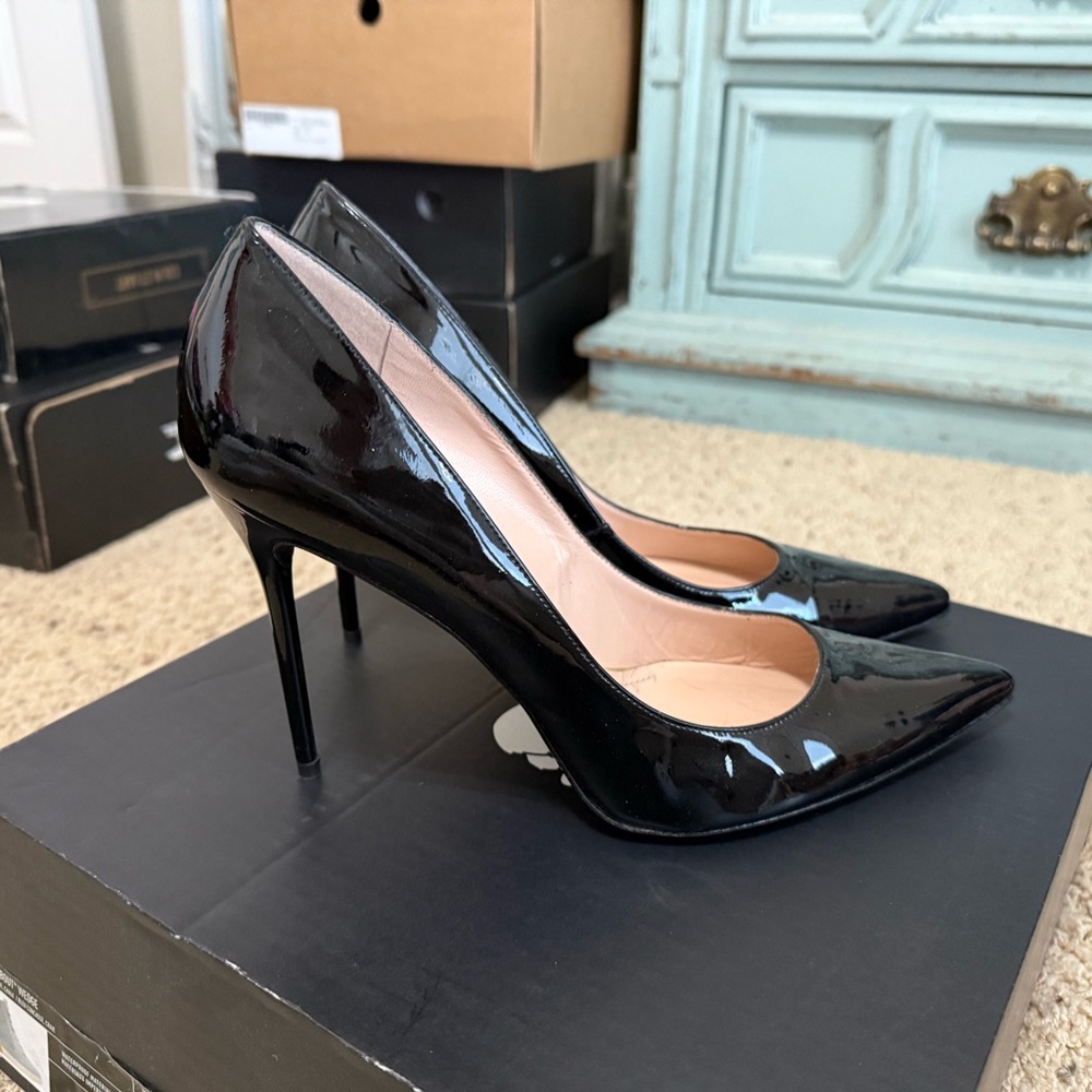 Gorgeous Stuart Weitzman Made in Spain Patent Black Pointed Toe Stilettos SZ12M